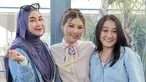 Kini sudah punya kesibukan masing-masing, hubungan Sarwendah dengan Anisa dan Felly Young masih terjalin baik. Melihat foto kebersamaan ini, tak sedikit netizen yang rindu dengan Cherrybelle generasi pertama. Meski sudah belasan tahun berlalu sejak Cherrybelle debut, namun paras ketiga artis yang kini sudah menjadi ibu tak banyak berubah dan tentunya tetap awet muda. (Liputan6.com/IG/@anisarahma_12)
