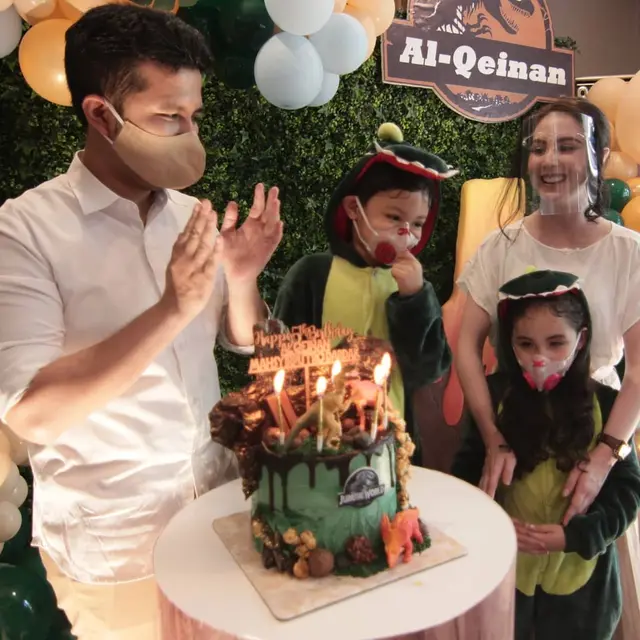 6 Momen Ulang Tahun Anak Kedua Arumi Bachsin, Pakai Tema Jurassic Park