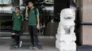Pemain Timnas Indonesia, Andritany Ardhiyasa dan Riko Simanjuntak saat menunggu bus di Hotel Peninsula, Singapura, Rabu (7/11). Latihan Timnas ini merupakan persiapan jelang laga melawan Singapura pada Piala AFF 2018. (Bola.com/M Iqbal Ichsan)