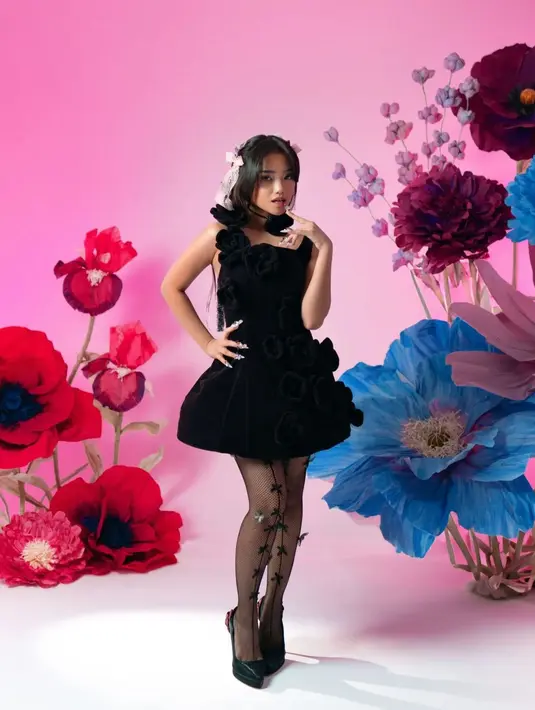 Mini dress A-line velvet berwarna hitam memiliki embellishment bunga hitam di seluruh gaun. [@dnngwcksn]