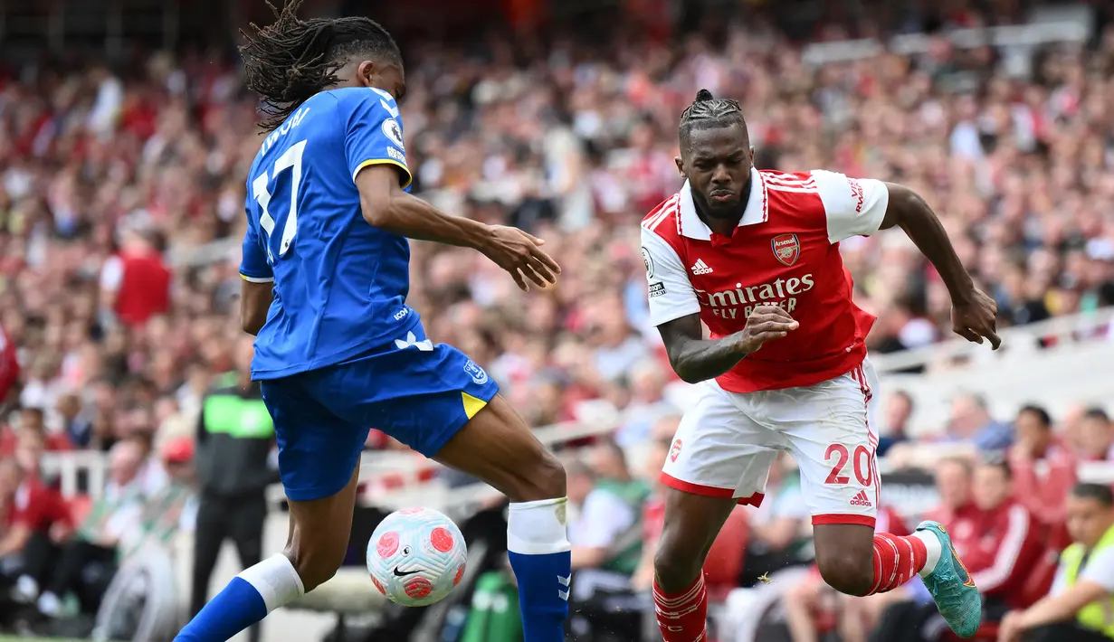 Nuno Tavares. Bek kiri berusia 22 tahun ini baru semusim memperkuat Arsenal usai didatangkan dari Benfica pada awal musim 2021/2022 lalu dengan nilai transfer sebesar 8 juta euro. Hingga kini ia telah tampil dalam 27 laga di semua ajang dengan torehan 1 gol dan 2 assist. (AFP/Daniel Leal)