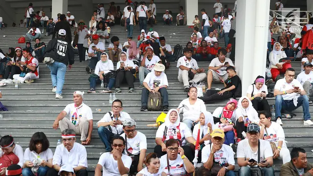 Pendukung 01 Nonton Bareng Konser Putih Bersatu di Luar Stadion