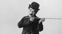 Charlie Chaplin terpaksa   harus tinggal di jalanan saat   kecil usai ayahnya meninggal dan   ibunya miliki penyakit mental.   (Variety)