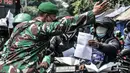 Pengendara menunjukkan STRP kepada petugas saat penyekatan mobilitas di Jalan Basuki Rahmat, Jakarta Timur, Kamis (15/7/2021). Polda Metro Jaya memperluas area penyekatan selama PPKM Darurat menjadi 100 titik mulai pukul 06.00-22.00 WIB guna mengurangi mobilitas. (merdeka.com/Iqbal S Nugroho)