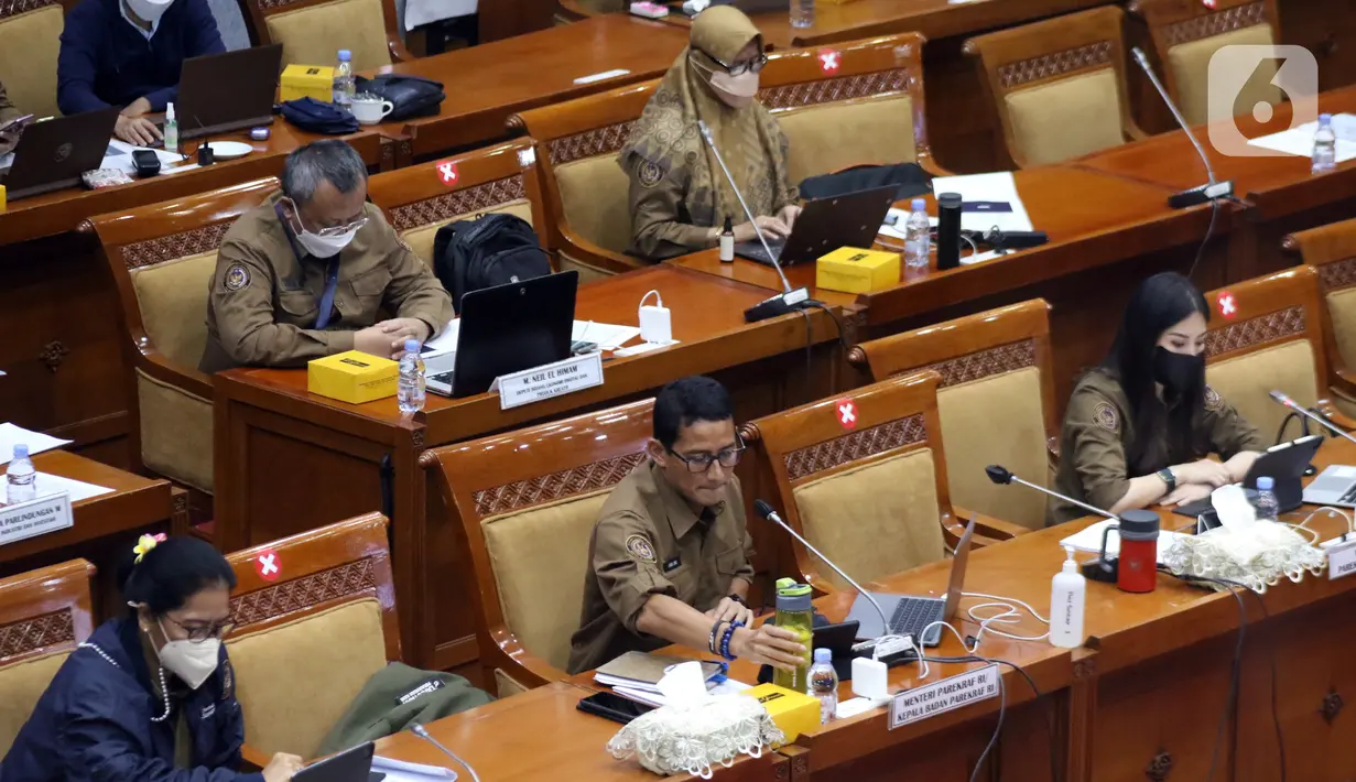 Menparekraf Sandiaga Uno (tengah) saat rapat kerja dengan Komisi X DPR di Gedung Nusantara I, Jakarta, Rabu (16/3/2022). Rapat juga membahas keputusan Raker/RDP dan panja yang belum ditindaklanjuti. (Liputan6.com/Angga Yuniar)