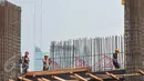 Pekerja menyelesaikan pembangunan gedung bertingkat di Jakarta, Rabu (10/6/2015). Kondisi perekonomian Indonesia pada kuartal I-2015 mengalami perlambatan dan berdampak pada pertumbuhan pasar properti. (Liputan6.com/Johan Tallo)