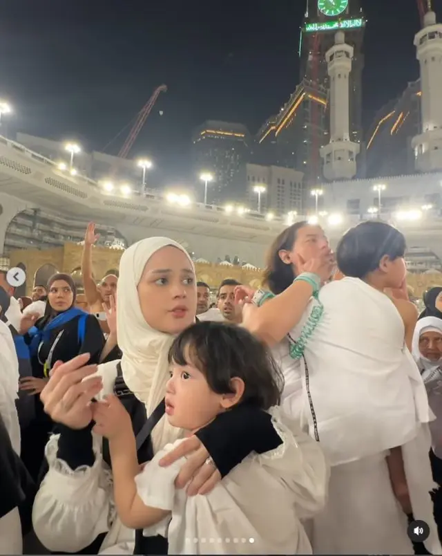 6 Momen Roger Danuarta dan Cut Meyriska ajak dua anaknya umrah, bikin tersentuh