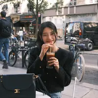 Outfit casual Suzy saat hangout. (instagram.com/skuukzky)