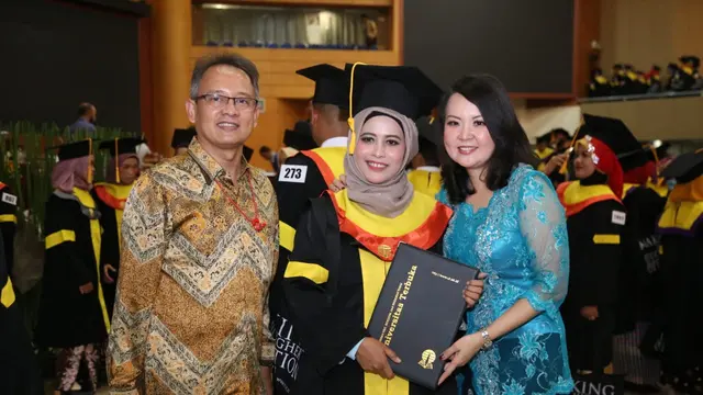 Tiga Belas Pekerja Migran Bekerja di Singapura Raih Gelar Sarjana dari UT
