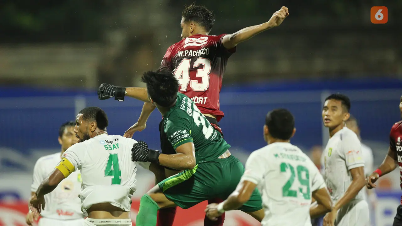 Foto: Aksi Ernando Ari Sutaryadi, Kiper Belia Persebaya Surabaya yang Membuat Juara BRI Liga 1 Bali United Gigit Jari