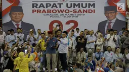 Calon Wakil Presiden nomor urut 02 Sandiaga Uno (peci merah) menyapa pendukungnya saat kampanye terbuka di Gelanggang Remaja Jakarta Utara, Senin (25/3). Ketua Umum PAN Zulkifli Hasan turut hadir mendampingi Sandiaga terkait acara kampanye terbuka di lokasi tersebut. (Liputan6.com/Faizal Fanani)