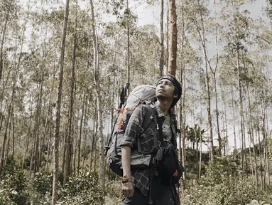 Selain sebagai musisi, penatun lagu "Celengan Rindu" ini memang selalu menyempatkan waktunya untuk berpetualang. Bersama kekasih, ataupun sahabatnya Fiersa menaklukkan sejumlah gunung di Tanah Air.(Liputan6.com/IG/@fiersabesari)