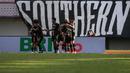 Para pemain Dewa United FC merayakan gol penyeimbang 1-1 ke gawang Persita Tangerang yang dicetak Karim Rossi (kanan) dalam laga pekan ke-20 BRI Liga 1 2022/2023 di Stadion Indomilk Arena, Tangerang, Minggu (22/1/2023). (Bola.com/Bagaskara Lazuardi)