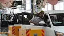 Foto yang diambil pada 16 November 2015 menunjukan pekerja yang tengah memeriksa mobil All News Kijang Innova yang selesai dirakit di Pabrik TMMIN Karawang. (Liputan6.com/Angga Yuniar)