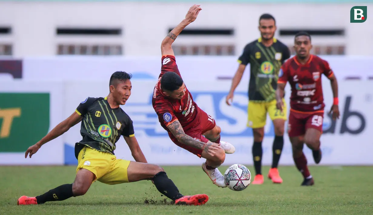 Miftah Anwar Sani (kiri) merupakan anggota aktif TNI yang pernah mendapatkan tawaran bermain di Liga Bosnia bersama Sloboda Tuzla. Sayangnya, kontrak tersebut gagal dan saat ini dirinya bermain bersama Barito Putera. (Bola.com/Bagaskara Lazuardi)