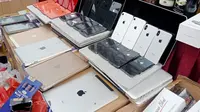 Barang-barang elektronik rekondisi dari Singapura yang dimanfaatkan para penipu untuk mencuri dat pribadi. Foto: liputqn6.com/ajang nurdin&nbsp;