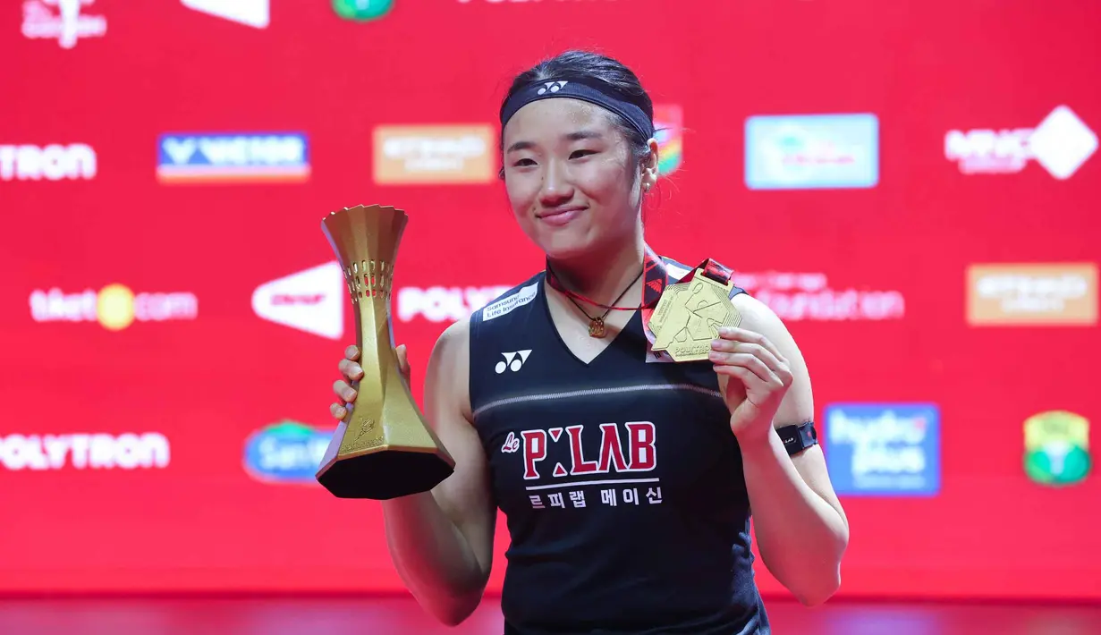Tunggal putri Korea Selatan, An Se Young, saat merayakan gelar juara turnamen bulutangkis Indonesia Open 2026 di Istora Gelora Bung Karno, Senayan, Jakarta, Minggu (7/6/2026). (Bola.com/M Iqbal Ichsan)