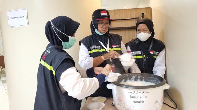 Bubur Cinta untuk Jemaah Haji Lansia