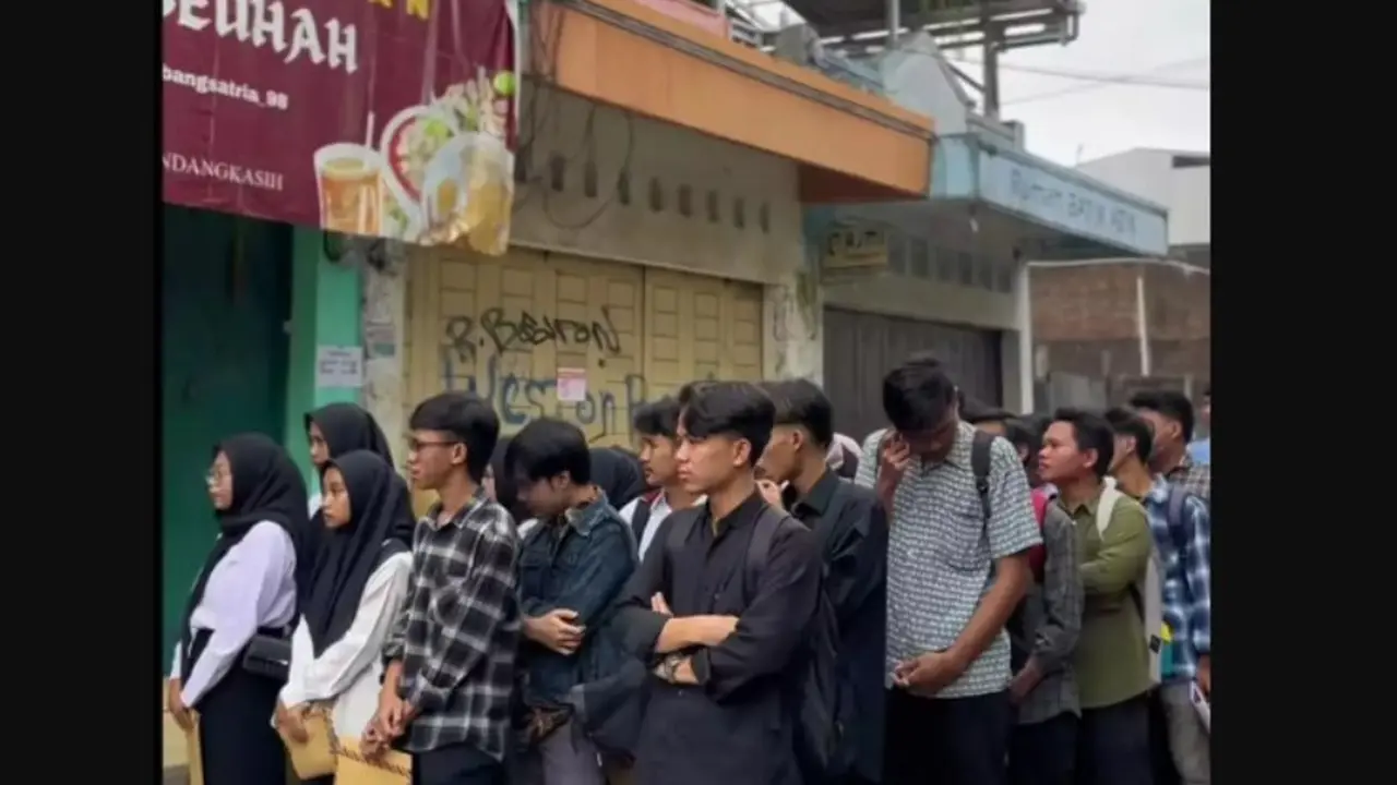 Viral Warung Seblak Buka Lowongan untuk 20 Orang, Pemiliknya Kaget Didatangi Ratusan Pelamar.