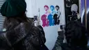 Dua orang wanita mengambil gambar mural musisi asal Inggris, George Michael, di Shoreditch, London timur, 29 Desember 2016. Mural itu diciptakan seorang seniman jalanan Pegasus sebagai penghormatan terhadap mendiang George Michael (REUTERS/Stefan Wermuth)