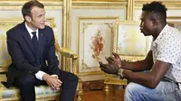 Mamoudou Gassama, imigran Mali menjadi warga negara Prancis. (AP)