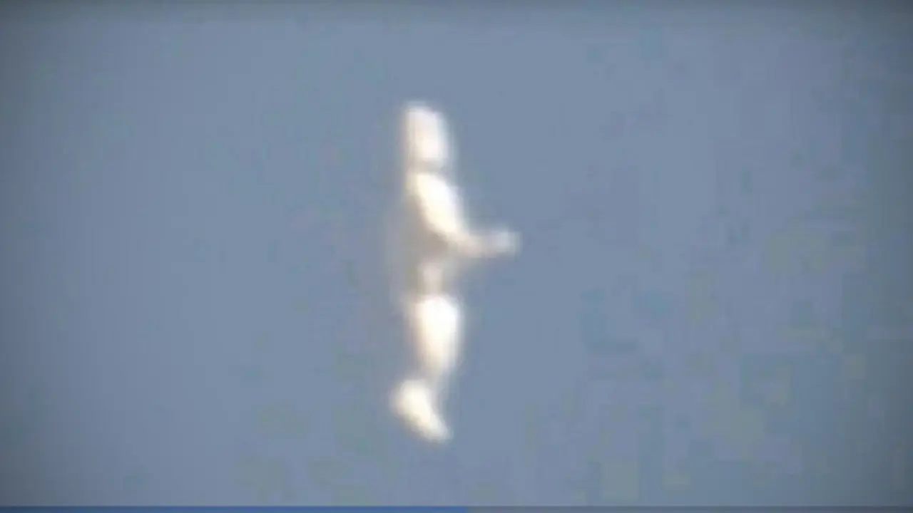 UFO Berwujud Manusia Melayang di Langit