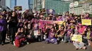 Sejumlah wanita kompak mengenakan busana berwarna ungu saat memperingati Hari Lupus di Bunderan HI, Jakarta, Minggu (10/5/2015). Kampanye ini mensosialisasikan kepada masyarakat tentang penyakit lupus. (Liputan6.com/Herman Zakharia)