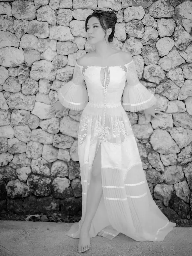 Parade Gaun Hian Tjen yang Dikenakan Titan Tyra di Hari Pernikahan, Bernuansa Elegan dan Glamor di Tepi Laut