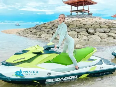 Jessica Iskandar kini menetap di Pulau Bali bersama dengan sang anak, El Barack. Banyak kegiatan seru yang dilakukannya di Pulau Dewata. Salah satunya saat Jedar bermain jetski di lautan Bali. Gayanya bermain jetski ini berhasil menyita perhatian. (Liputan6.com/IG/inijedar)