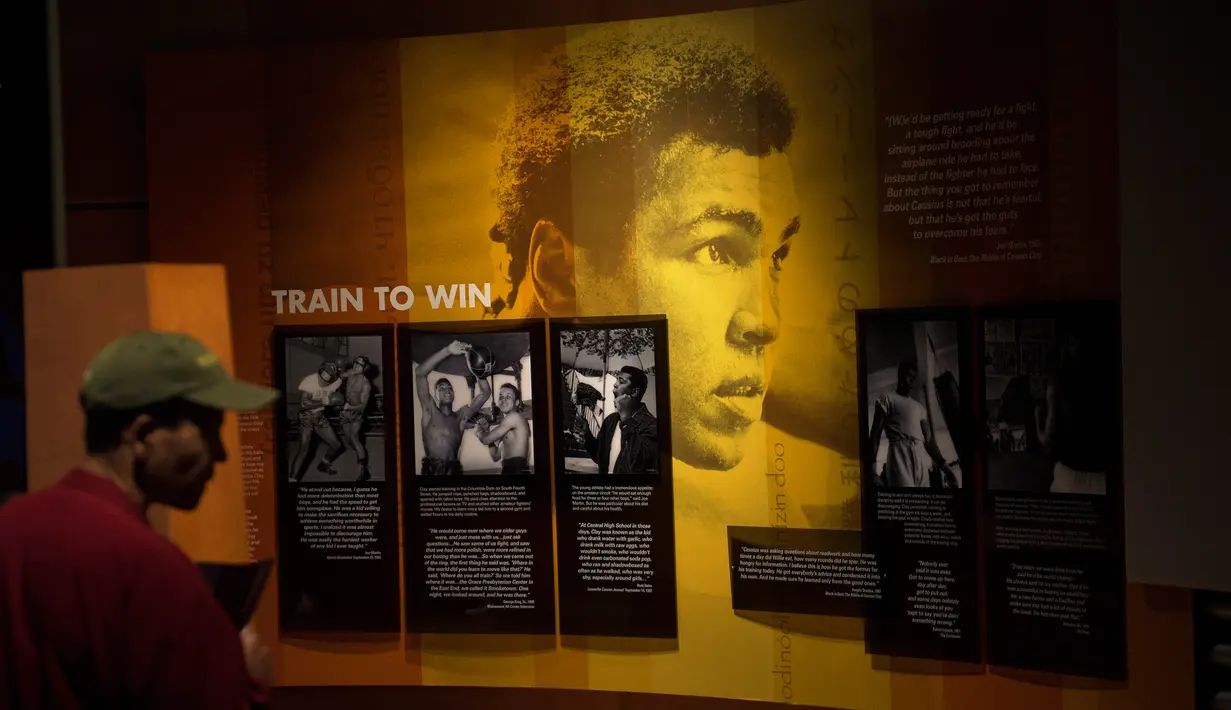 Pengunjung melihat rekam jejak petinju legendaris Muhammad Ali di Muhammad Ali Center, Louisville, Kentucky (5/6). Muhammad Ali Center ini memiliki enam lantai dengan luas 8.988 meter persegi. (AFP PHOTO/Brendan Smialowski)