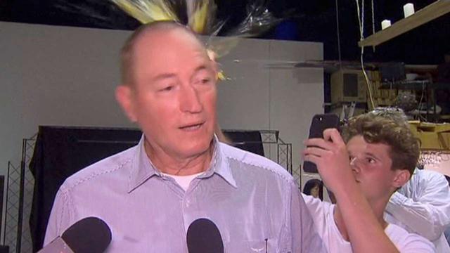 Aksi Will Connolly "Egg Boy" melemparkan telur ke Senator Fraser Anning (AP Photo)