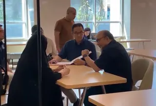 Anies Baswedan Jenguk Andrie Yunus di RSCM (Istimewa)