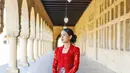 Kebaya kutubaru Maudy Ayunda dengan warna merah terang berdetail kancing depan [IG Maudy Ayunda]