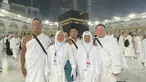 Ternyata, bukan hanya Merry dan keluarganya yang berangkat umrah. Dalam rombongan itu, ada pula ibunda Lala, pengasuh Rafathar. Unggahan Merry tersebut mengundang beragam komentar warganet. Tak sedikit yang memuji kebaikan Raffi dan Nagita. (Liputan6.com/G/@merryraffiahmad)
