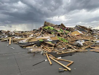 Puing-puing terlihat dari rumah yang hancur di barat laut Omaha, Nebraska, Amerika Serikat (AS), setelah tornado melanda daerah tersebut, Jumat (26/4/2024). (AP Photo/Margery A. Beck)