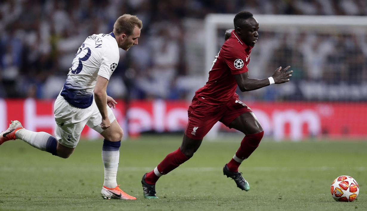Penyerang Liverpool, Sadio Mane, berusaha melewati pemain Tottenham Hotspur, Christian Eriksen, pada laga Liga Champions 2019 di Stadion Wanda Metropolitano, Madrid, Minggu (2/6). Liverpool menang 2-0 atas Tottenham Hotspur. (AP/Manu Fernandez)