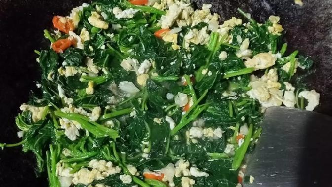 Sepiring tumis bayam bawang segar dengan warna hijau cerah