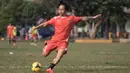 Pemain Persija, Mahadirga Lasut menendang bola saat berlatih jelang Piala Presiden 2015 di Lapangan Yon Zikon 14, Jakarta (21/8/2015). Dirga juga sempat absen mengikuti latihan perdana. (Bola.com/Vitalis Yogi Trisna)