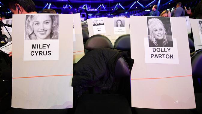 Foto penyanyi Miley Cyrus tertempel di tempat duduk untuk perhelatan Grammy Awards 2019 di Staples Center, Los Angeles, Kamis (7/2). Grammy Awards ke-61 diadakan pada 10 Februari pukul 20.00 waktu setempat. (Kevin Winter/Getty Images for NARAS/AFP)
