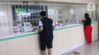 Nasabah melakukan transaksi di kantor pegadaian kawasan Jakarta, Rabu (4/8/2021). Pandemi Covid-19 yang masih berlangsung ternyata membuat jumlah nasabah yang menggadaikan barang mereka untuk berbagai kebutuhan sehari-hari meningkat pesat. (Liputan6.com/Angga Yuniar)