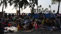 Sejumlah warga menikmati suasana libur Idul Fitri 1440 H dengan memadati kawasan Beach Pool, Taman Impian Jaya Ancol, Jakarta, Kamis (6/6/2019). Sejumlah kawasan wisata di ibukota termasuk Taman Impian Jaya Ancol menjadi tujuan wisata masyarakat menghabiskan libur lebaran 2019. (Liputan6.com/Johan T