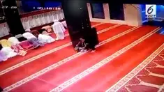  Aksi maling mencuri tas jemaah saat salat subuh terekam kamera cctv.