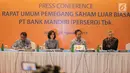 Sekretaris Perusahaan Bank Mandiri Rohan Hafas (kanan) memberikan keterangan usai mengikuti  RUPS LB di Jakarta, Rabu (28/8). RUPSLB tersebut mengangkat Rionald Silaban sebagai Komisaris perseroan menggantikan Askolani yang menjabat sebagai Dirjen Anggaran Kemenkeu. (Liputan6.com/Faizal Fanani)