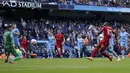 Pemain Liverpool Sadio Mane (kanan) mencetak gol ke gawang Manchester City pada pertandingan sepak bola Liga Inggris di Etihad Stadium, Manchester, Inggris, 10 April 2022. Laga berakhir imbang 2-2. (AP Photo/Jon Super)