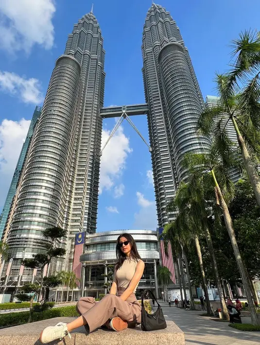 Kali ini giliran gaya Keisya Levronka ketika berada di Malaysia. Ia mengenakan atasan turtleneck cokelat tanpa lengan dengan celana panjang yang juga berwarna cokelat senada. [Foto: Instagram/keisyalevronka]
