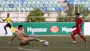 Kiper Thailand U-19, Kantaphat Manpati, mengantisipasi serangan Timnas Indonesia U-19 pada laga Piala AFF U-18 di Stadion Thuwunna, Yangon, Jumat (15/9/2017). Manpati berkali-kali mengagalkan kesempatan Indonesia. (Bola.com/Yoppy Renato)