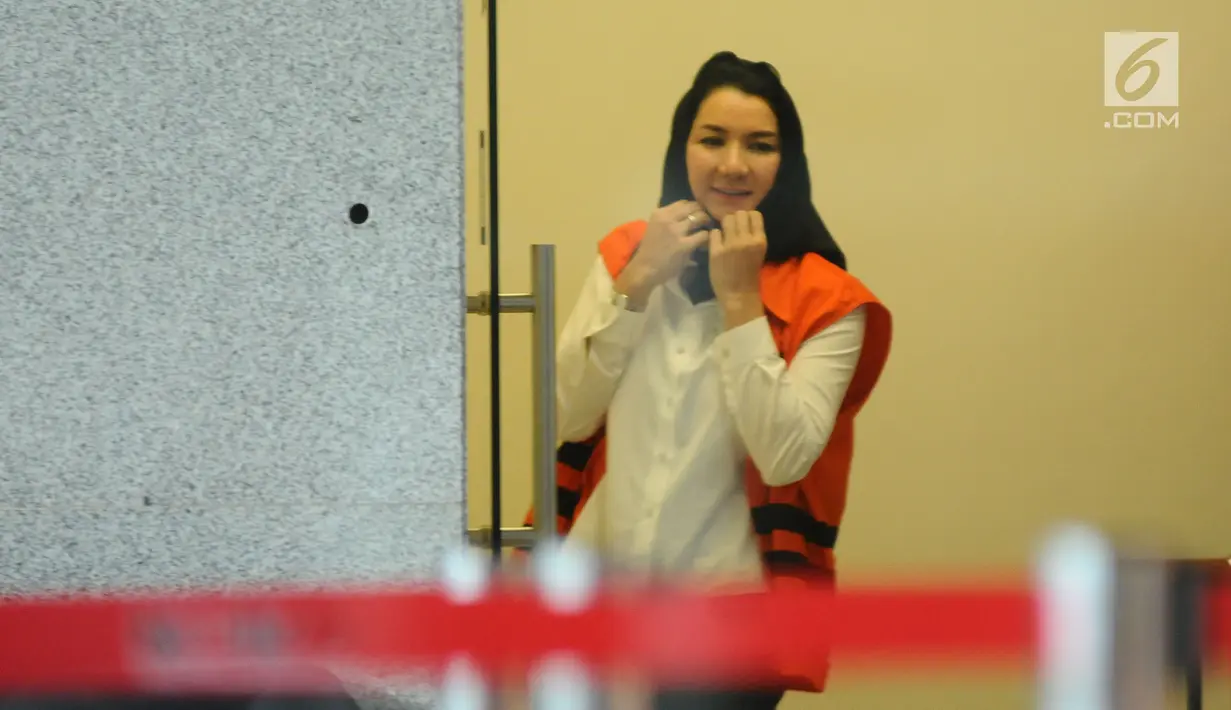 Bupati Kukar nonaktif, Rita Widyasari usai menjalani pemeriksaan di gedung KPK Jakarta, Jumat (19/1). Rita diperiksa sebagai tersangka dugaan TPPU senilai Rp 436 miliar terkait izin perkebunan kelapa sawit. (Liputan6.com/Helmi Fithriansyah)