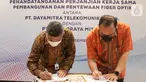 Dirut PT Alita Praya Mitra (Alita) Teguh Prasetya (kanan) dan Dirut PT Dayamitra Telekomunikasi, Tbk (Mitratel) Theodorus Ardi Hartoko (kiri) menandatangani naskah kerja sama pembangunan dan penyewaan jaringan fiber optik sepanjang 6.000 KM, di Jakarta, Jumat (24/12/2021). (Liputan6.com/HO/Alwi)