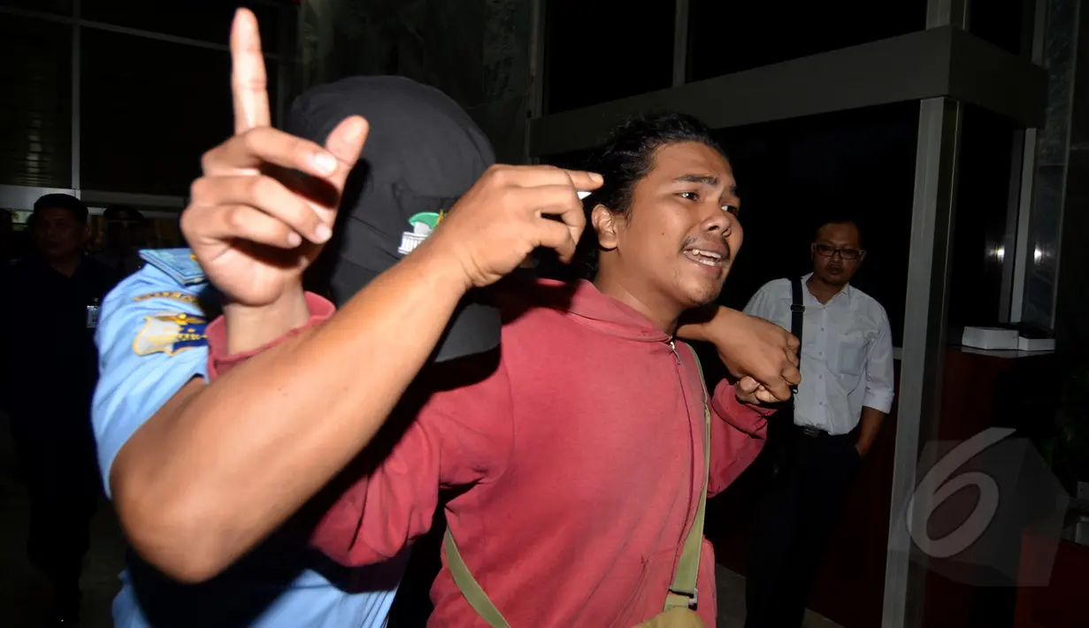 Petugas Pamdal DPR mengamankan mahasiswa yang melakukan aksi di dalam Gedung Nusantara III, Jakarta, Selasa, (21/04/2015). Dalam aksinya mereka menolak pelemahan KPK melalui Perppu KPK. (Liputan6.com /Andrian M Tunay)