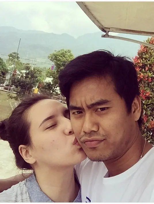 Tontowi Ahmad biasa disapa dengan Owi, namanya sedang menjadi perbincangan terkait keberhasilannya meraih emas. Begitu juga dengan istrinya, Michelle Nabila Harminc atau Michelle Ahmad. (dok. Instagram)